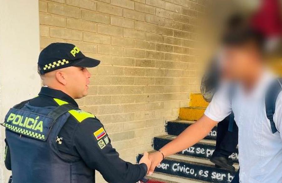 Comunicado a la opinión pública La Alcaldía de Barranquilla se permite informar a la opinión pública y a la comunidad educativa que, frente al panfleto amenazante con mensajes de intimidación a estudiantes de tres instituciones educativas distritales, se han realizado las siguientes acciones: Una vez presentada la situación, por instrucción del alcalde Alejandro Char, la Secretaría Distrital de Educación y la Oficina para la Seguridad y Convivencia Ciudadana intervinieron en el proceso con el fin de brindar acompañamiento a la comunidad educativa, al tiempo que avanzan las investigaciones pertinentes por parte de la Policía Nacional y sus diferentes unidades. Desde el Equipo de Convivencia Escolar de la Secretaría de Educación, en cumplimiento de la Ley 1620 de 2013, se ha brindado asesoría y acompañamiento a las instituciones educativas, a los directivos docentes, maestros y padres de familia frente a la situación presentada. El Distrito sigue adelantando estrategias como Caravanas Escolares por la Vida para fortalecer la seguridad y convivencia en las instituciones educativas distritales con un impacto a abril de 2026 en 32 instituciones educativas, en todas las localidades de la ciudad. Asimismo, las instituciones educativas cuentan con el apoyo de estrategias como “Bienestar Joven” y “Yo Me Elijo”, las cuales brindan acompañamiento formativo y asesoría en todas las situaciones convivenciales. 135 instituciones educativas cuentan con un profesional psicosocial entrenado en la Ley 1620, cuya misión es brindar asesoría pedagógica en la activación de la ruta de atención y los protocolos frente a las distintas situaciones convivenciales, así como acompañamiento formativo en la prevención de problemáticas como el bullying, la violencia sexual, consumo de sustancias psicoactivas, embarazo adolescente, entre otros. Del mismo modo, desde la Administración distrital se han liderado formaciones de responsabilidad penal adolescente, prevención del reclutamiento y la instrumentalización de menores para la delincuencia, prevención del ciberbullyng, prevención de delitos informáticos, violencia intrafamiliar y en la detección temprana y prevención de los distintos riesgos psicosociales que se presentan. Siempre involucrando en el proceso formativo a docentes y padres de familia. Por último, el Distrito de Barranquilla hace nuevamente un llamado a los padres de familia a trabajar en equipo por el bienestar de los jóvenes de la ciudad. El que niños y adolescentes logren construir un proyecto de vida digno depende del trabajo que se consolide primeramente en casa, se continúe y se apropie en la escuela y se fortalezca con toda la oferta que brinde el Distrito. ¡La unión hace la fuerza! No permitamos que unos pocos quieran socavar los sueños de nuestros niños, adolescentes y jóvenes.