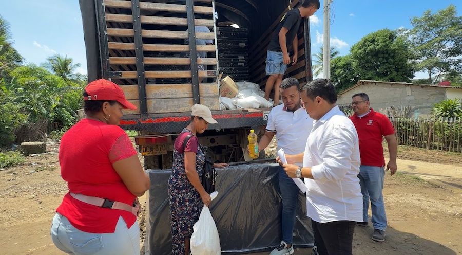 Entregan ayudas humanitarias a más de 90 familias afectadas por inundaciones en Santa Cruz