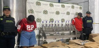 Policía captura a ‘Viejo’ y ‘Johana’ en fábrica clandestina de licor en Ciudad Caribe