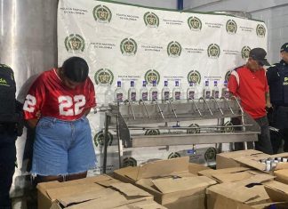 Policía captura a ‘Viejo’ y ‘Johana’ en fábrica clandestina de licor en Ciudad Caribe