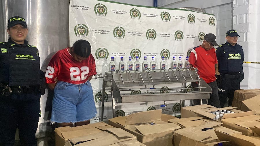 Policía captura a ‘Viejo’ y ‘Johana’ en fábrica clandestina de licor en Ciudad Caribe