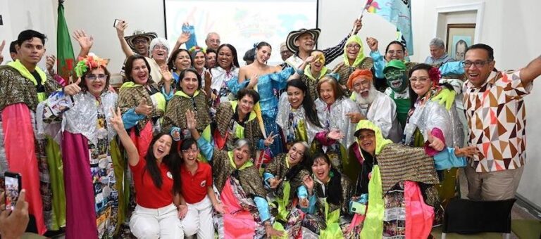 30 años de historia: la Chiva Periodística desfila en el Dance Parade de Manhattan.