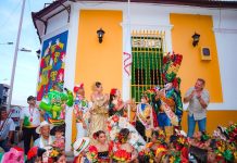 Reyes del Carnaval de los Niños 2026 reciben decreto e izan la bandera
