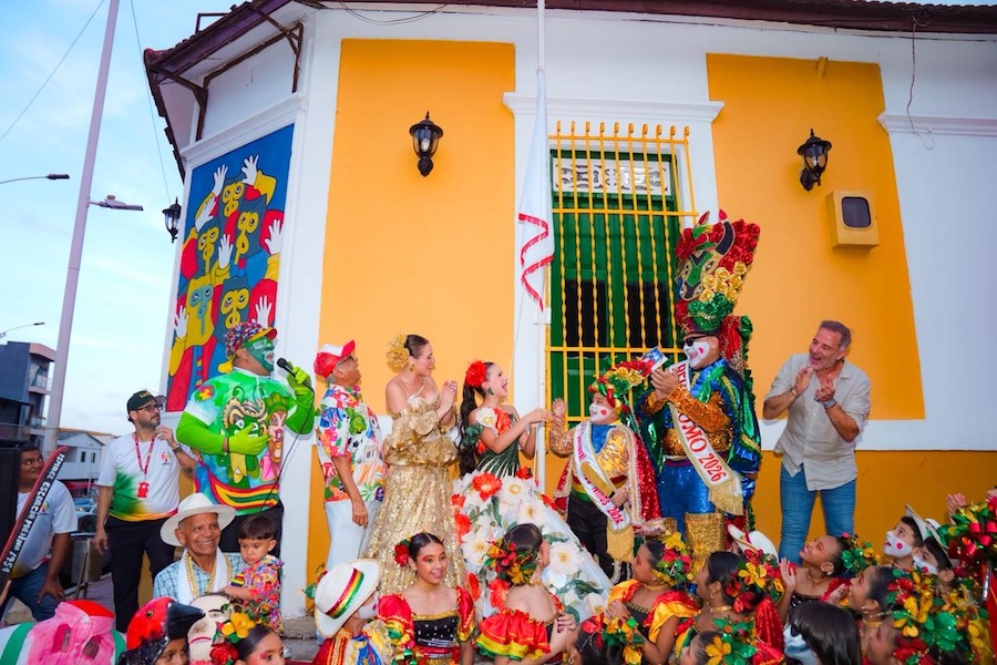 b6b3d5db-53db-4a0a-a98d-907efe32f093-2 Reyes del Carnaval de los Niños 2026 reciben decreto e izan la bandera